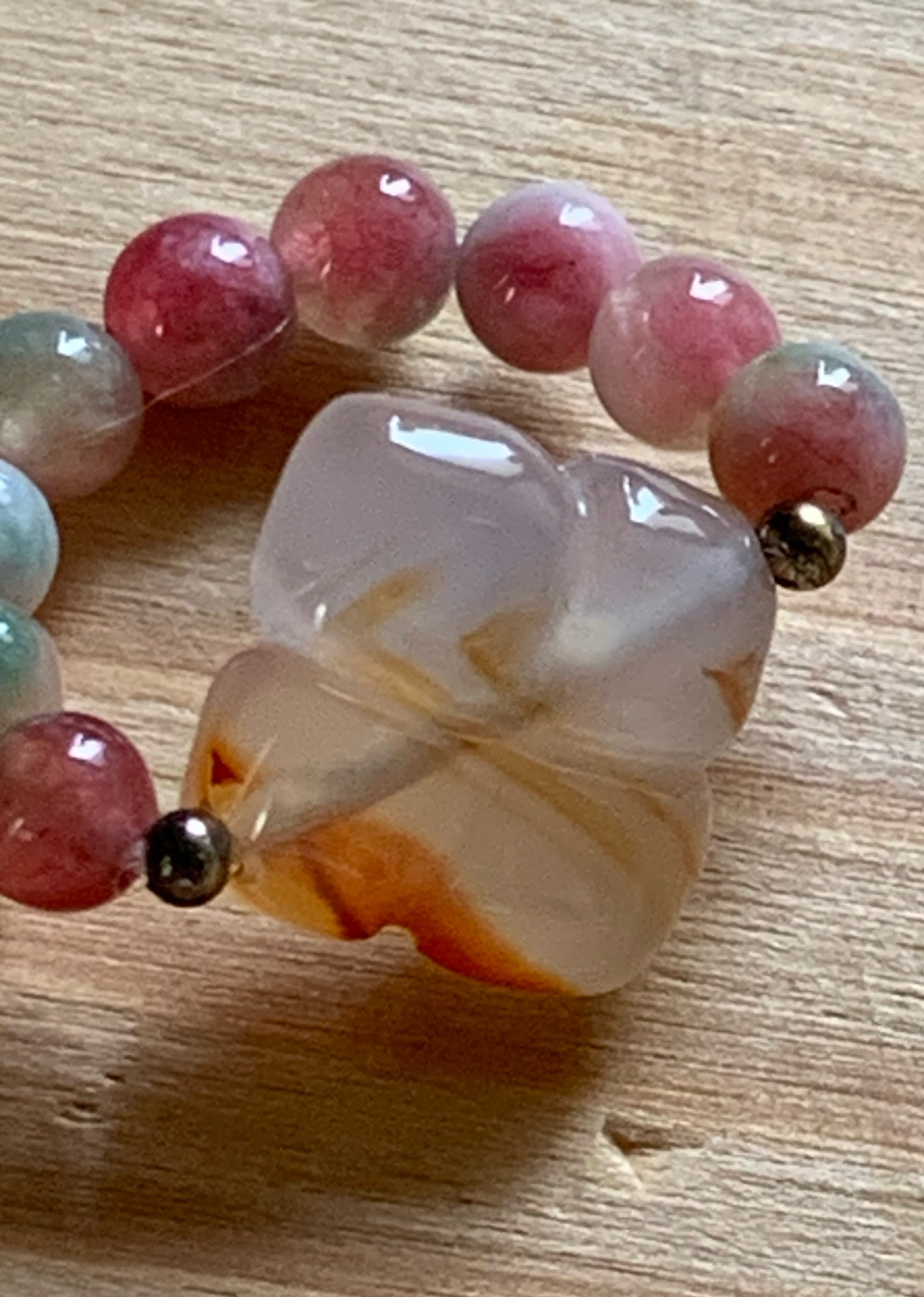 赤いポイント入り 透羊脂色瑪瑙花の彫り珠と花翡翠の指輪 護符石リング