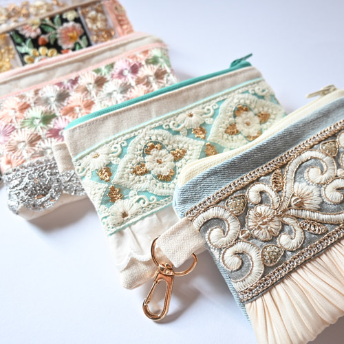 ミニポーチ 薄暗く ヌビニット くすみグリーン×インド刺繍リボン ①