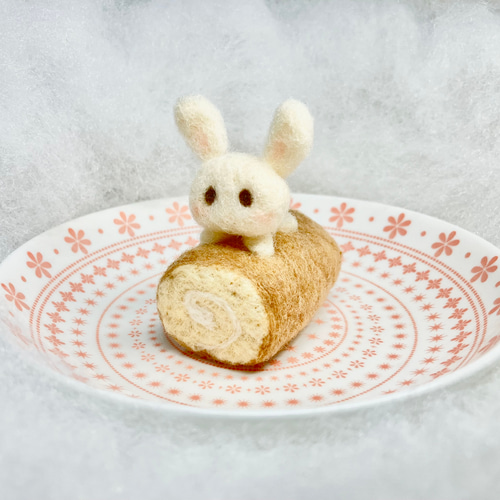 送料無料】ほっこりうさぎのマスコット（ロールケーキ