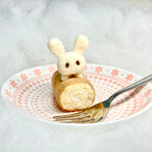 ほっこりうさぎのマスコット（ロールケーキ） かわいい 羊毛フェルト