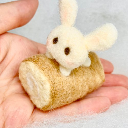 ほっこりうさぎのマスコット（ロールケーキ） かわいい 羊毛フェルト