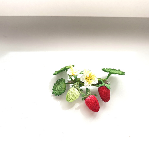レース糸をかぎ針で編んだいちごのブローチ いちごのコサージュ