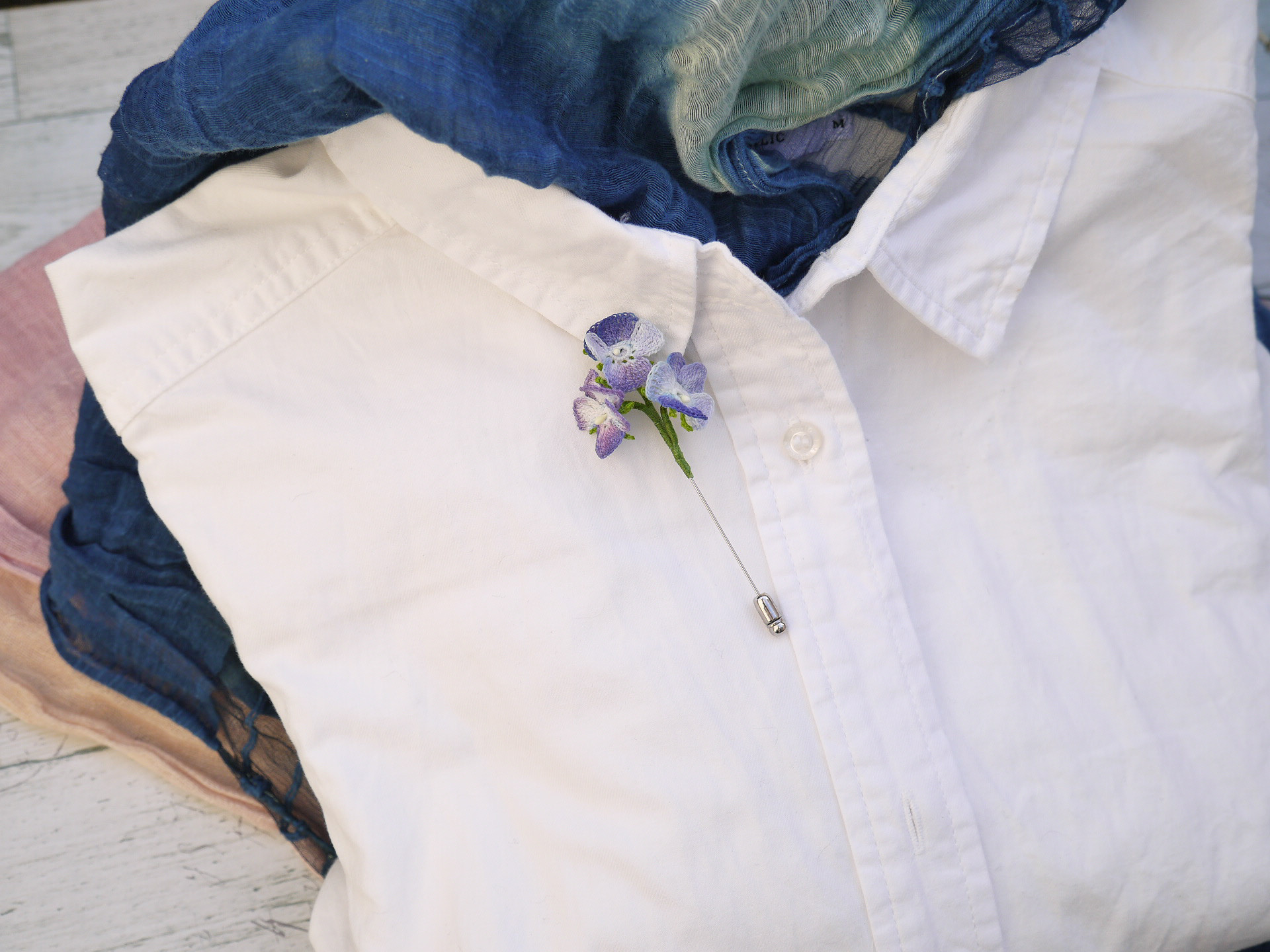 レース糸をかぎ針で編んだパンジーのピンブローチ　パンジーのコサージュ