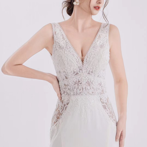 豪華なウェディングドレス 深めvネック エレガントなシルエット  