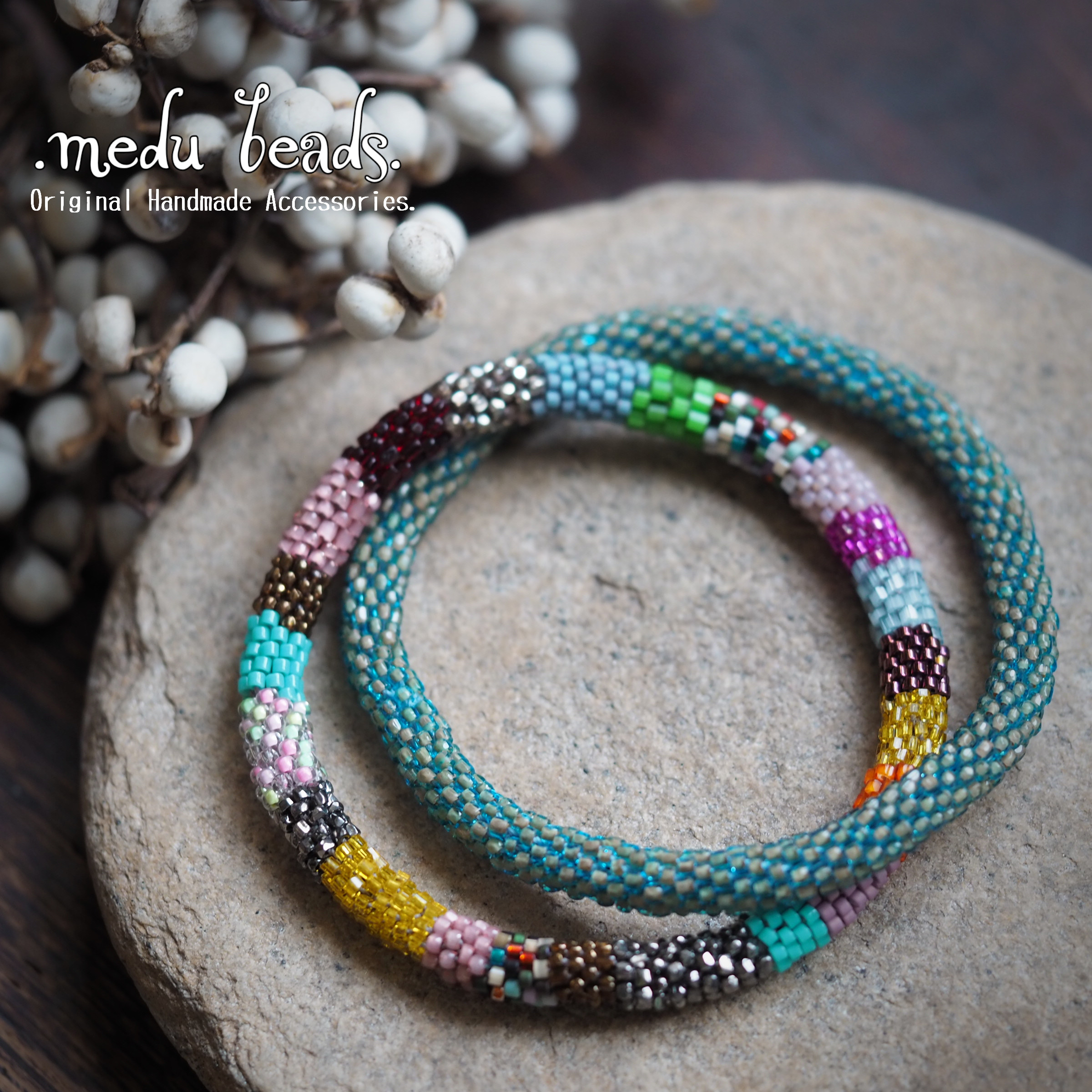 カラフルビーズの2連バングル