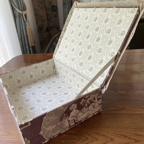 カルトナージュボックス フランスヴィンテージの生地です。趣きのある