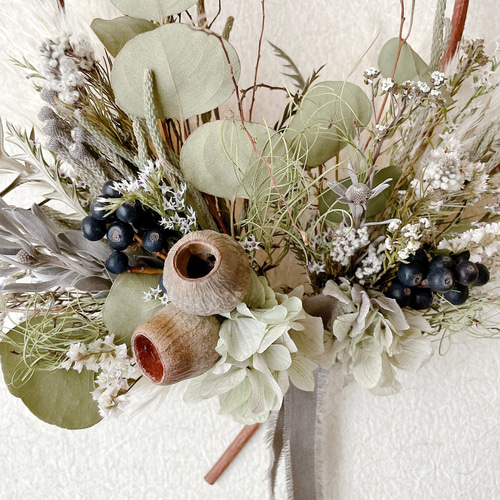 ベルギーナッツと赤い実と白い実を紡いだ　ふわふわなリース　ドライフラワー 赤い実と白い実を紡いだ アイアンベルが鳴る クリスマス リース ドライ