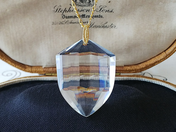 アンティーク　アールデコのネックレス アンティーク アールデコ・Shield／Crystal-Glass（35×25