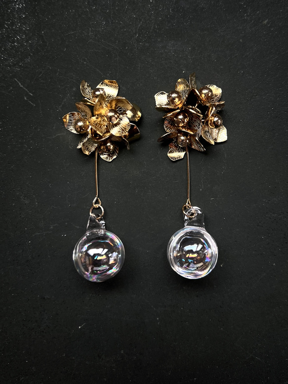 ガラス玉とシックなゴールドフラワーのピアス＆イヤリング ピアス 