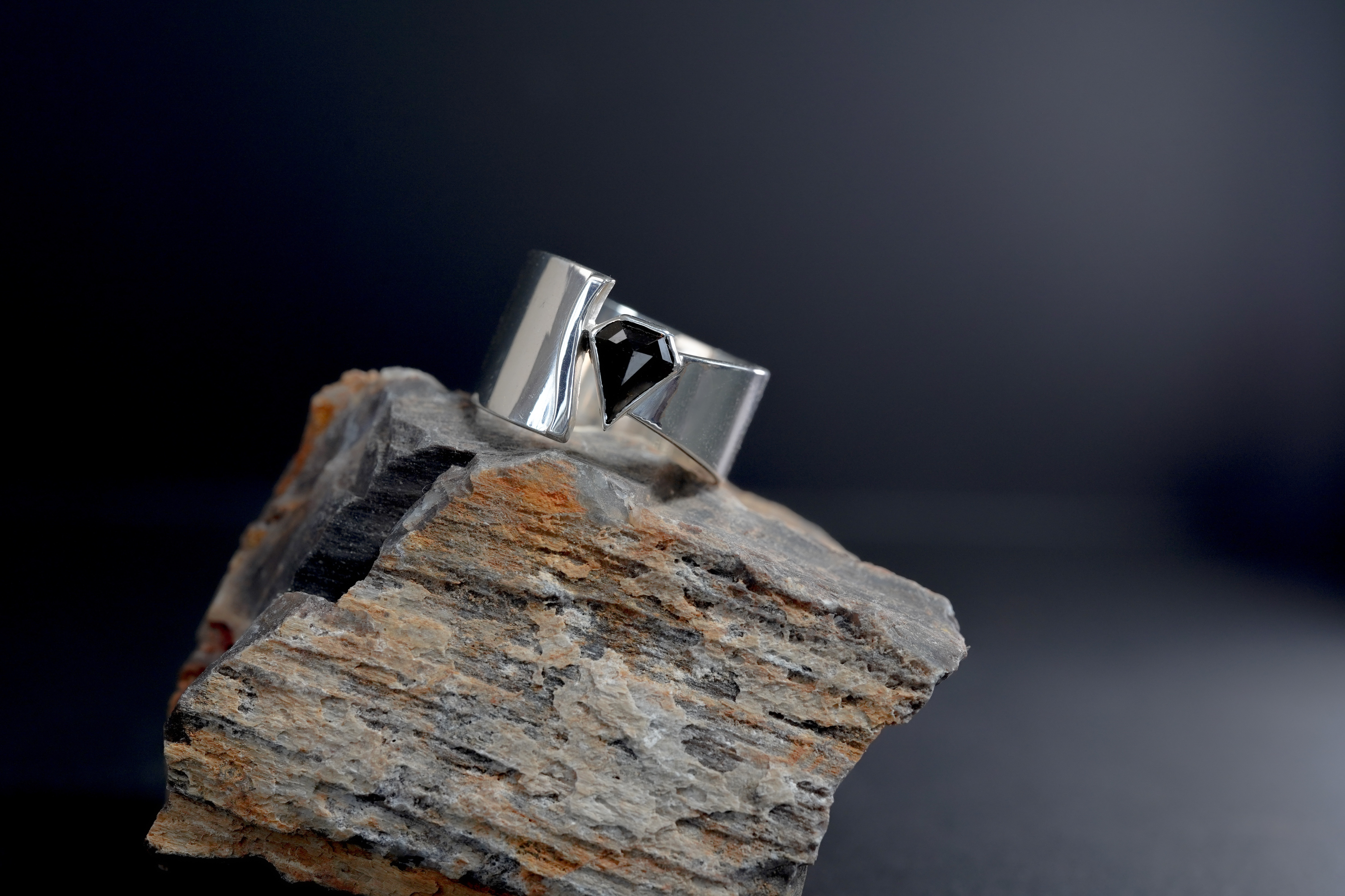 シルバー/ [無処理ブラック] ペンタゴンローズカット天然ダイヤモンド リング