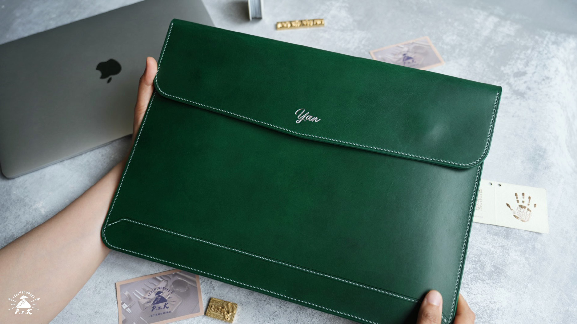 本革のノートパソコンケース タブレット iPad レザーケース 名入れ オプションカラー 贈り物 MacBook