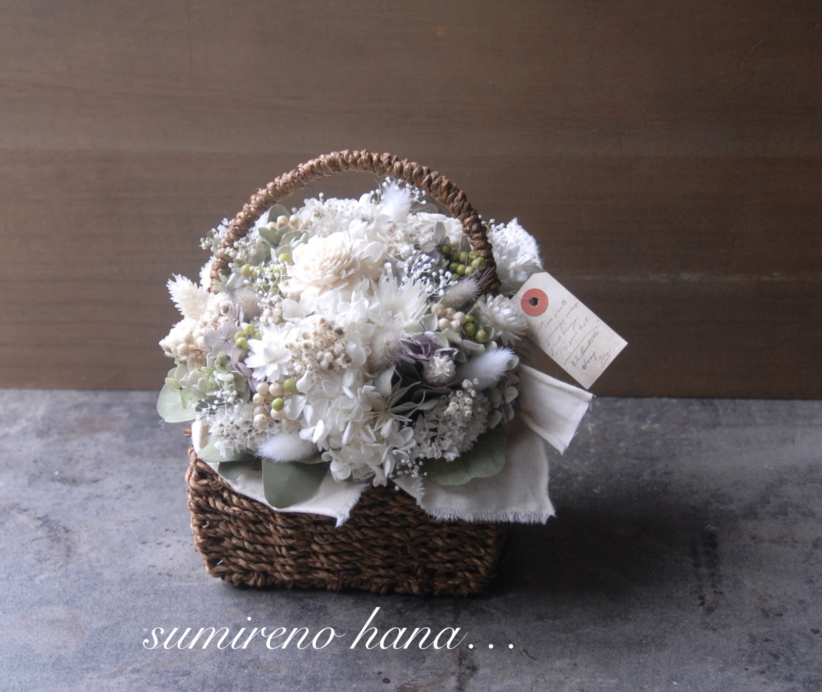 白とグリーンのnaturalバスケットアレンジ~ プリザーブド&ドライフラワー