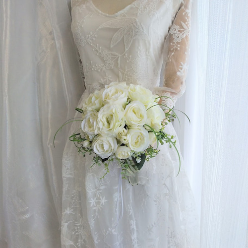 白バラ の エレガント な ウェディングブーケ ns900 アーティ