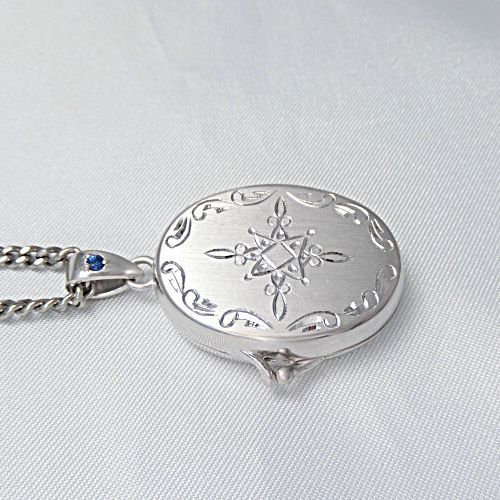 手彫り【遺骨入れ＆写真入れ兼用）ロケットペンダント】銀製/誕生石