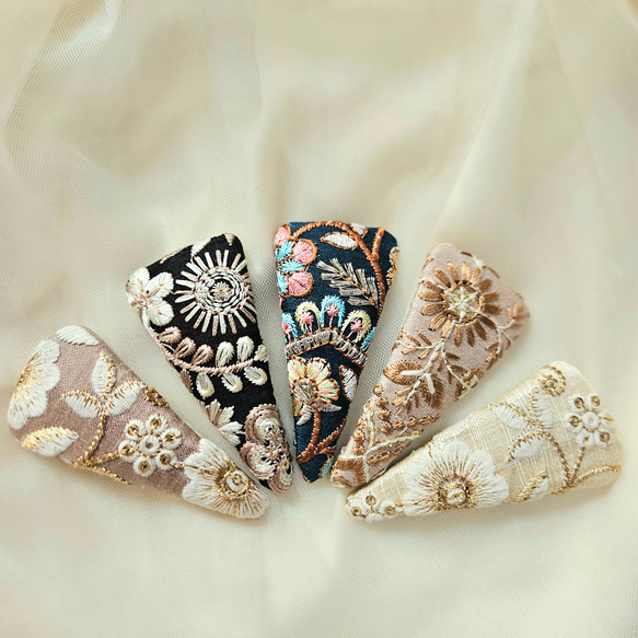 インド刺繍リボンのパッチンピン インド刺繍リボンをそのまま使った大人可愛いスクエアパッチン