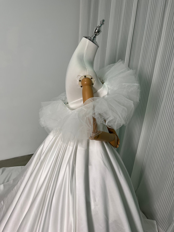 送料無料！ウェディングドレス オフショルダー 光沢サテン Aライン 優しい ふわふわ 結婚式 バスト 　　ウェスト PLACQLE