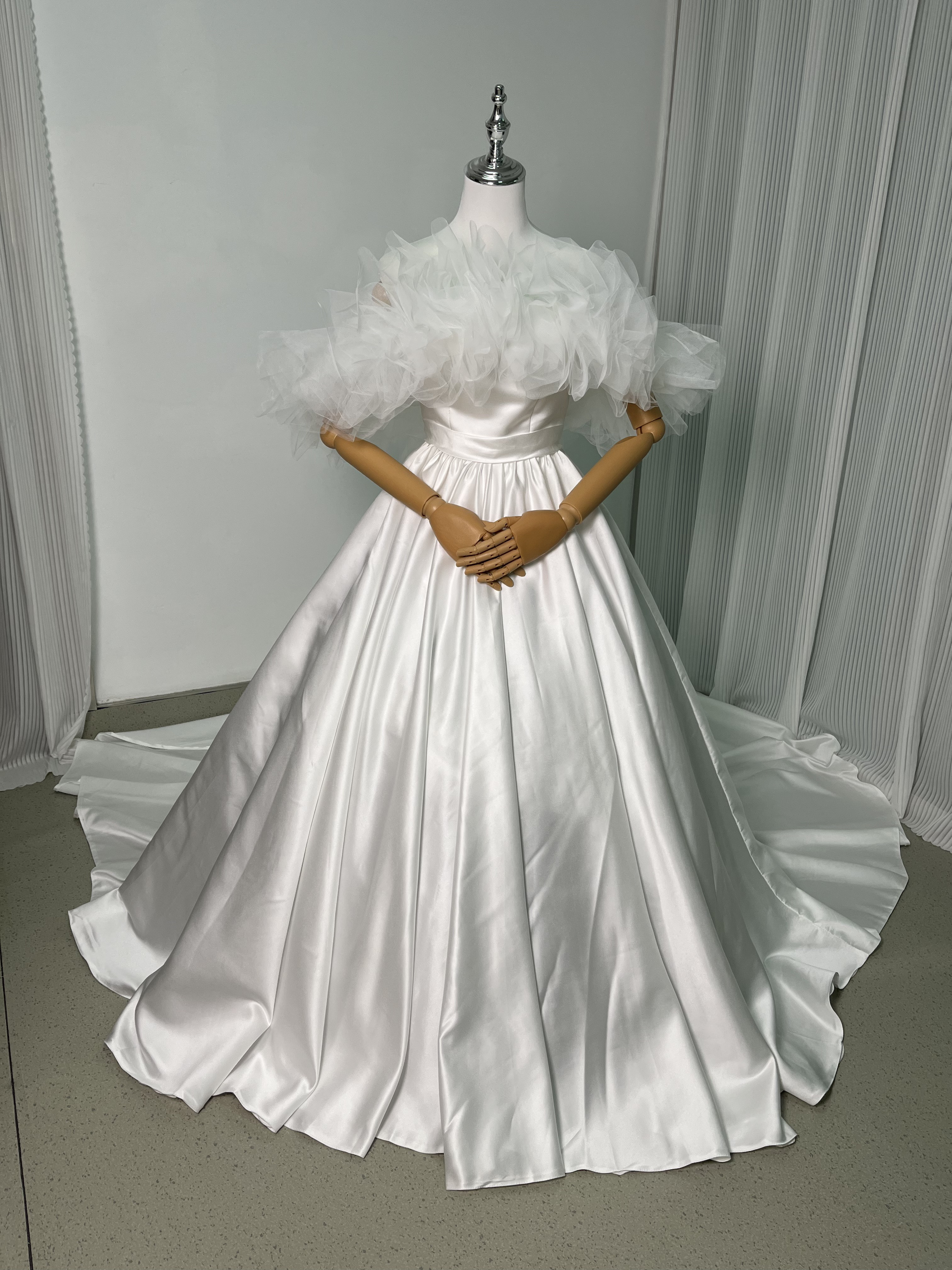 送料無料！ウェディングドレス オフショルダー 光沢サテン Aライン 優しい ふわふわ 結婚式