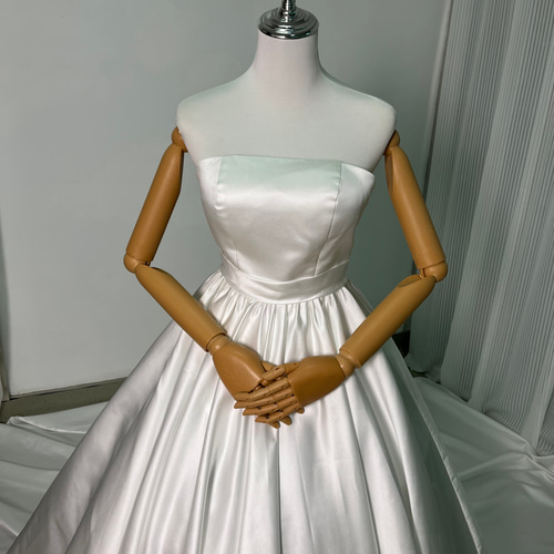 送料無料！ウェディングドレス ベアトップ 光沢サテン Aライン 優しい  