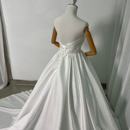 送料無料！ウェディングドレス ベアトップ 光沢サテン Aライン 優しい  