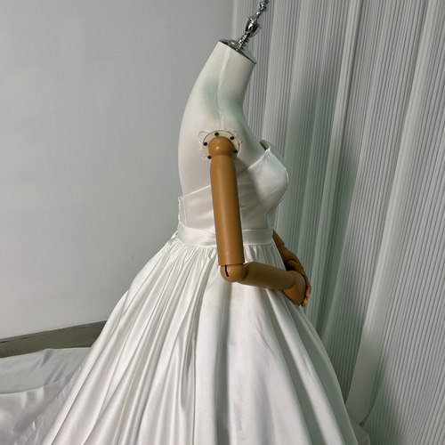 送料無料！ウェディングドレス ベアトップ 光沢サテン Aライン 優しい  