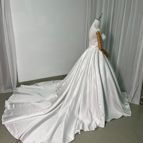 送料無料！ウェディングドレス ベアトップ 光沢サテン Aライン 優しい  