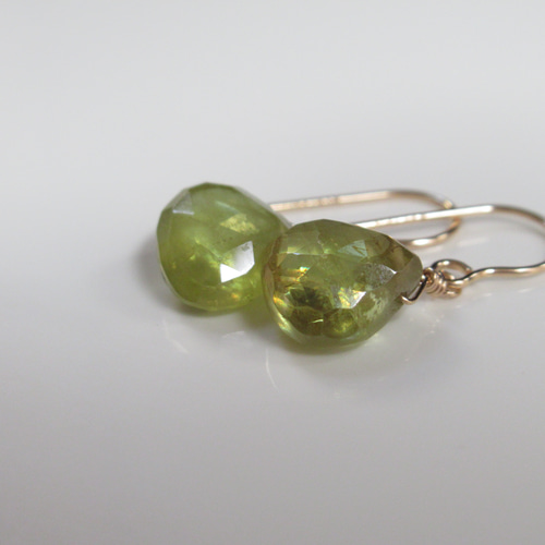 天然石スフェーンスタッドピアス ラウンドファセットカット 4mm