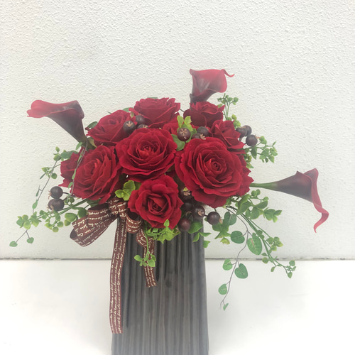 赤いバラの造花アレンジメント 赤いバラの造花アレンジメント HANAICHI | 2025.4.10 シックな色合いの