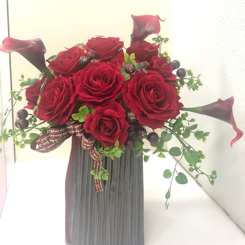 赤いアートフラワーアレンジメント アーティフィシャルフラワー赤バラとカラーのアレンジメント還暦祝い