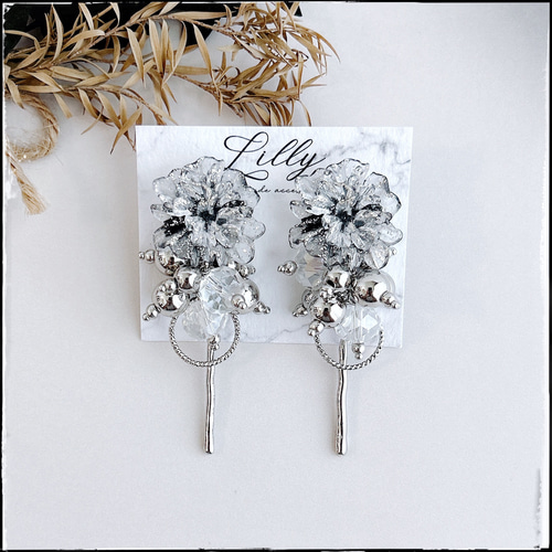 大ぶり/シルバー/花/ビーズ /ビーズピアス/揺れる/ロングピアス