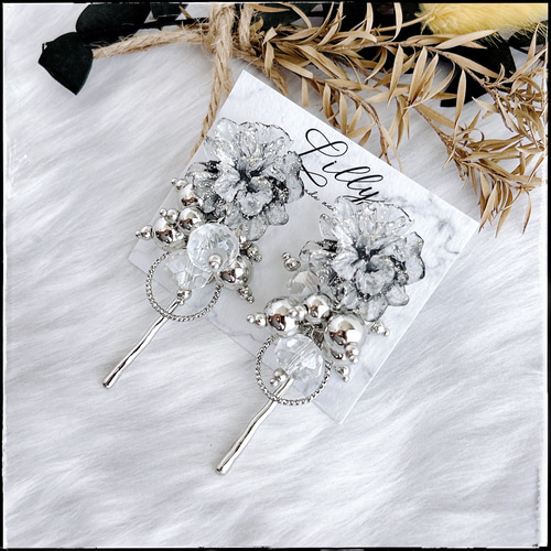 大ぶり/シルバー/花/ビーズ /ビーズピアス/揺れる/ロングピアス