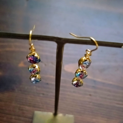 レアパーツ！アイリスガラスのピアス(ニッケルフリー)／イヤリング