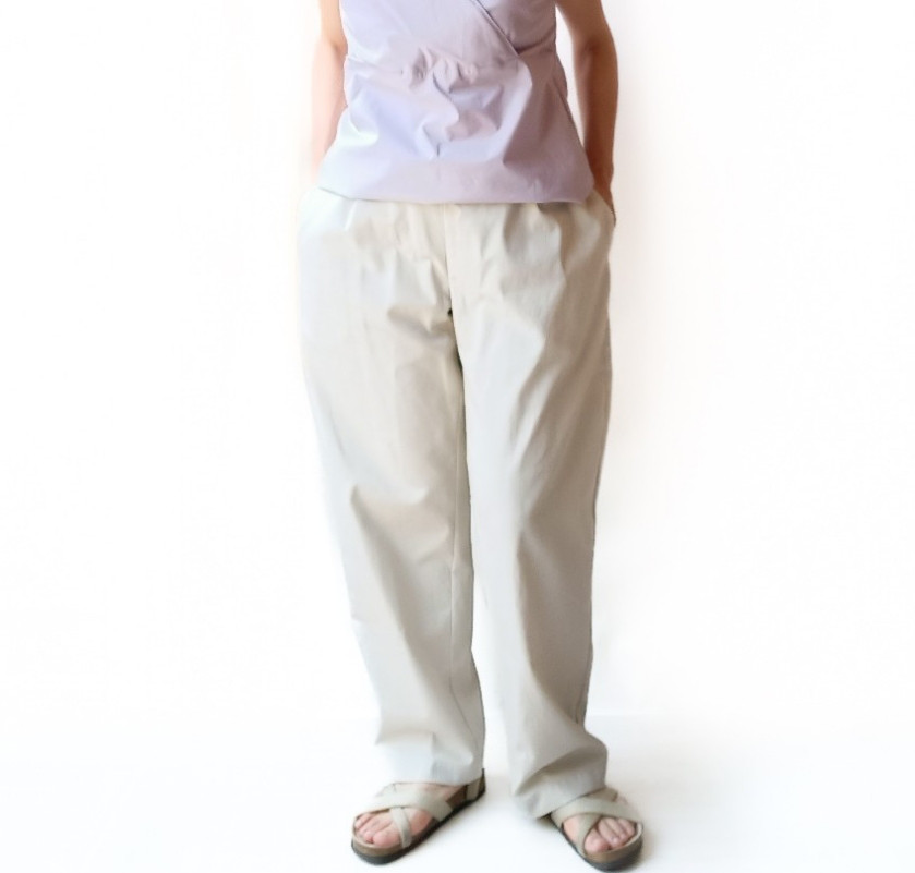 シンプルすっきりこなれ感！ソフトカーブラインストレートパンツ[ライトベージュ]