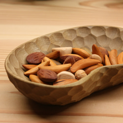 木製お皿　器　小物置き　作家もの　手彫り　食器　飾り物 手彫りで仕上げたナッツ皿 ホオの木 薬味皿・豆皿 u.wood.kobo 通販
