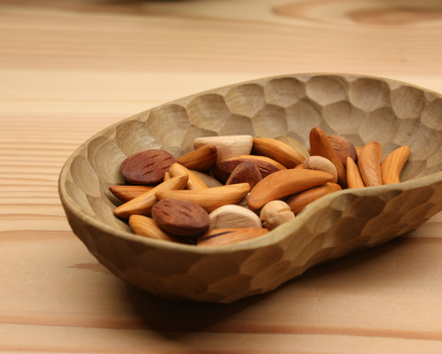 木製お皿　器　小物置き　作家もの　手彫り　食器　飾り物 手彫りで仕上げたナッツ皿 ホオの木 薬味皿・豆皿 u.wood.kobo 通販