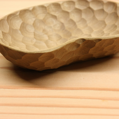手彫りで仕上げたナッツ皿 ホオの木 薬味皿・豆皿 u.wood.kobo 通販