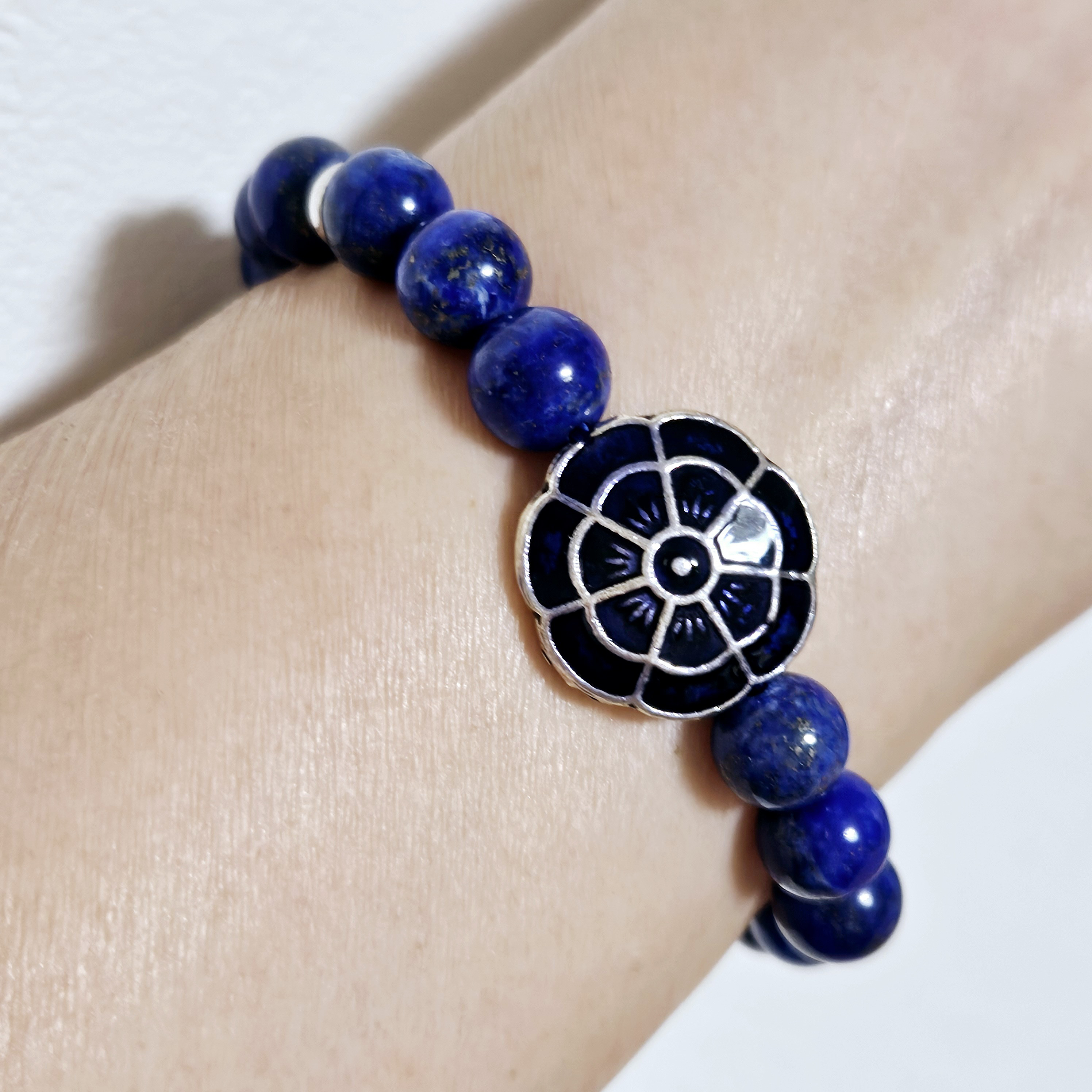 ラピスラズリと瑠璃色の花のブレスレット
