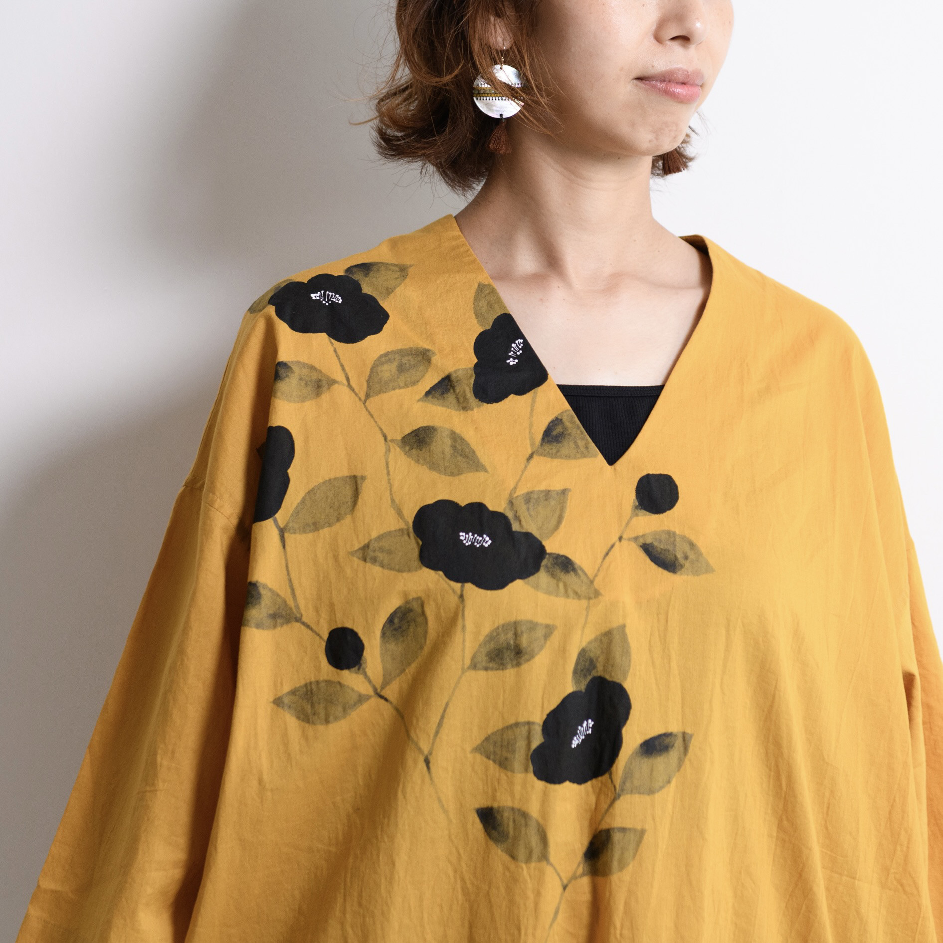 ＜辛子色で秋を先取り＞手描きカフタンワンピース【洗濯機で洗える】 20,790円