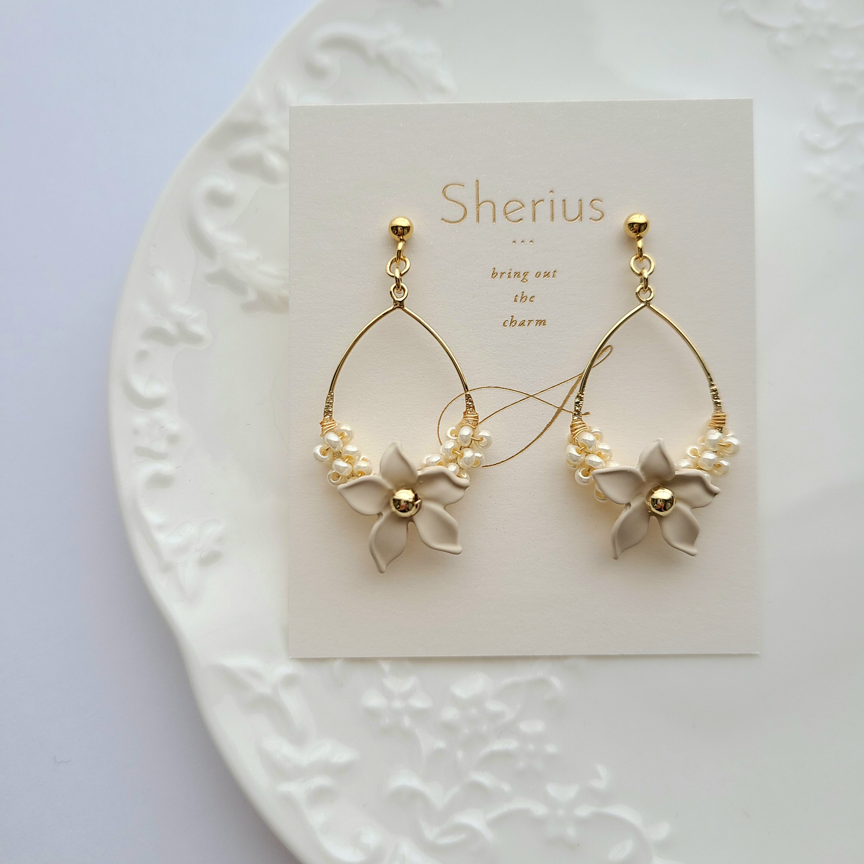ホワイトマットフラワーリース ピアス・イヤリング ピアス