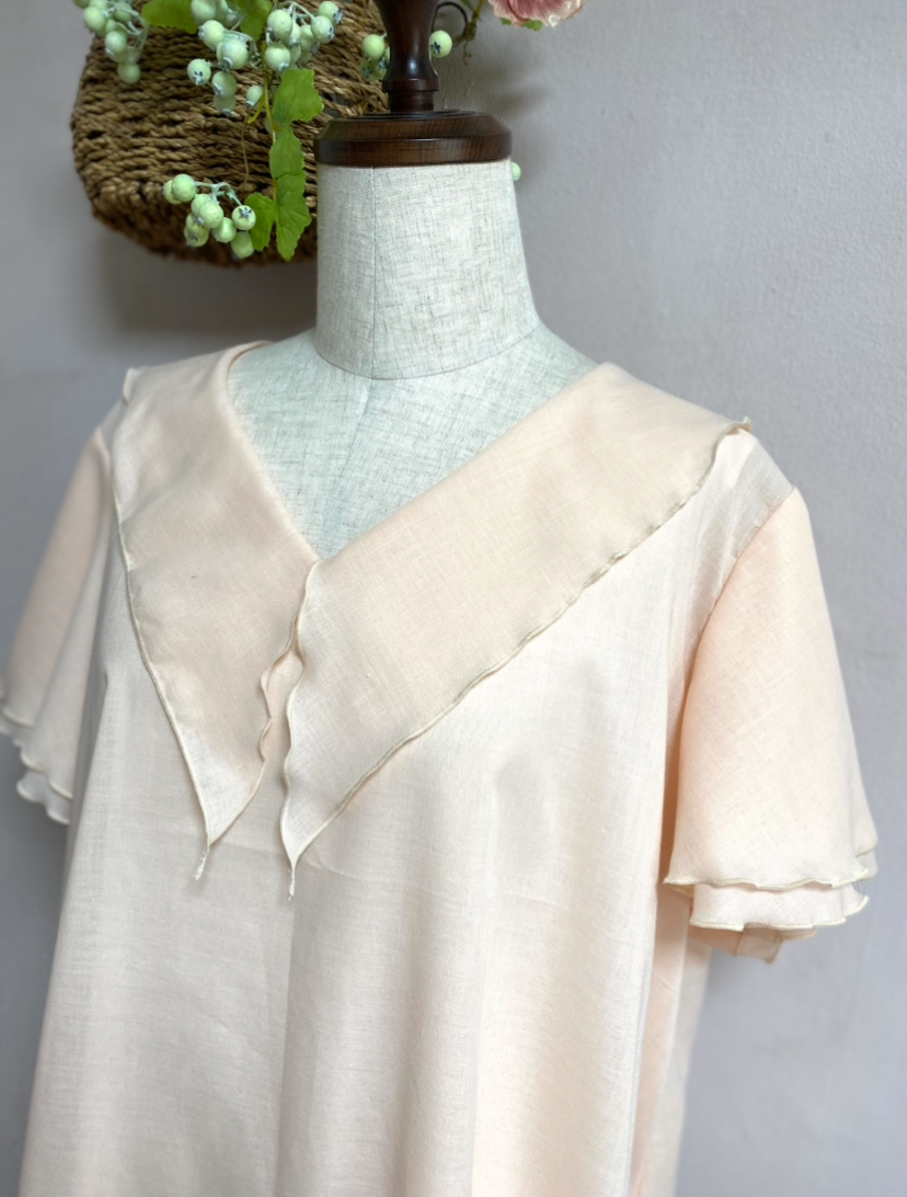 《大きいサイズ》　首元フリルワンピース　　コーラルピンク　Ｌ　ＬＬ　１３号