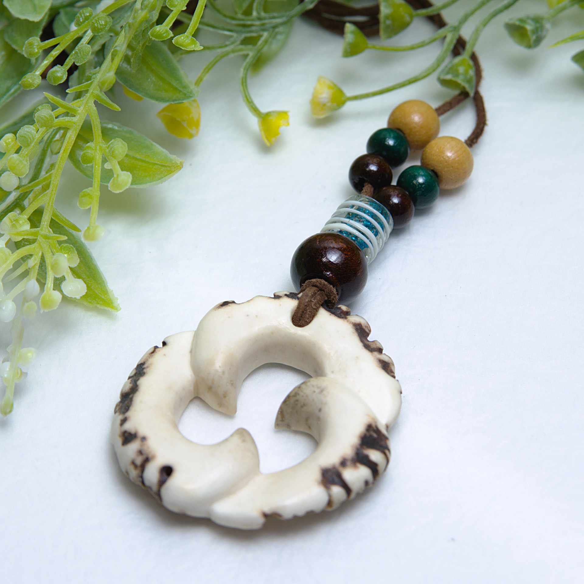 鹿角のペンダント　クラウン　ハンドメイド　三位一体　三つ巴