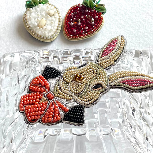 完成品⭐白うさぎさんのビーズ刺繍ブローチ - まりねま | minne