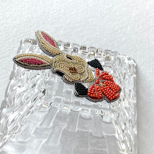 ビーズ刺繍ブローチ♡まぁるいシッポのうさこさん♡ハンドメイド