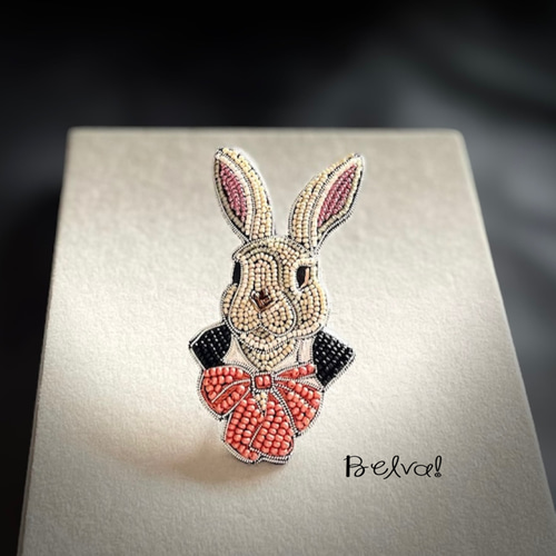 ビーズ刺繍のブローチ -紳士的なウサギ- ブローチ Belva! 通販
