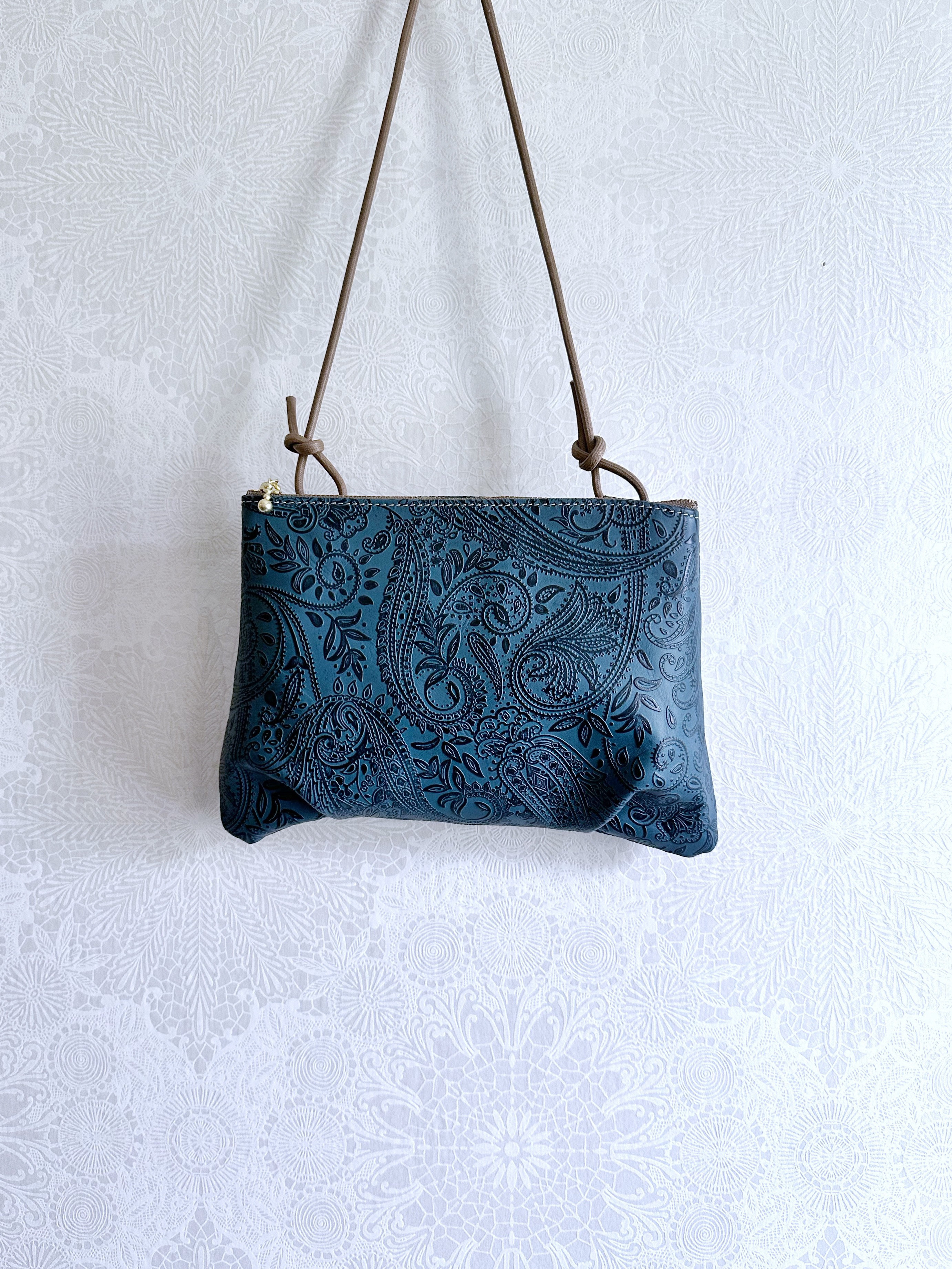 クロワッサン ミニ サコッシュ 本革 スマホポーチ ペイズリー ネイビー