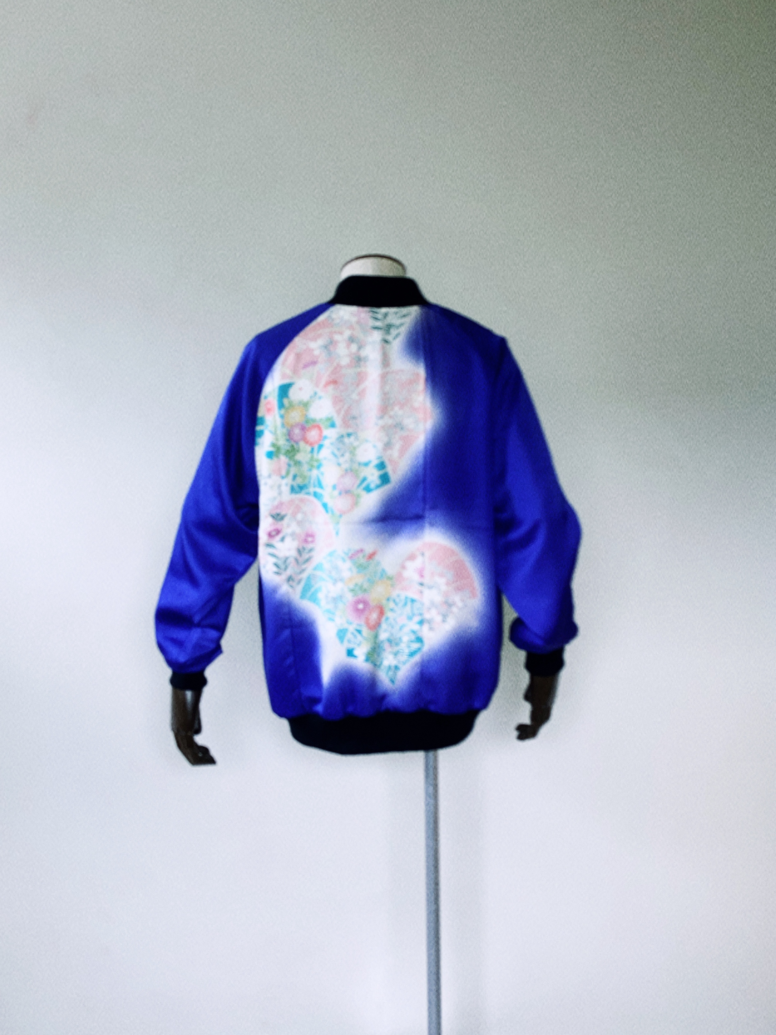 鮮やかなブルーの絹ジャケット XL - 着物リメイク 手描き花柄 和柄 日本製 一点物