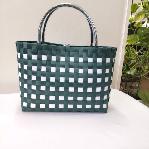 ppバンド、プラカゴ モスグリーンと白 かごバッグ お出掛けに！ かご