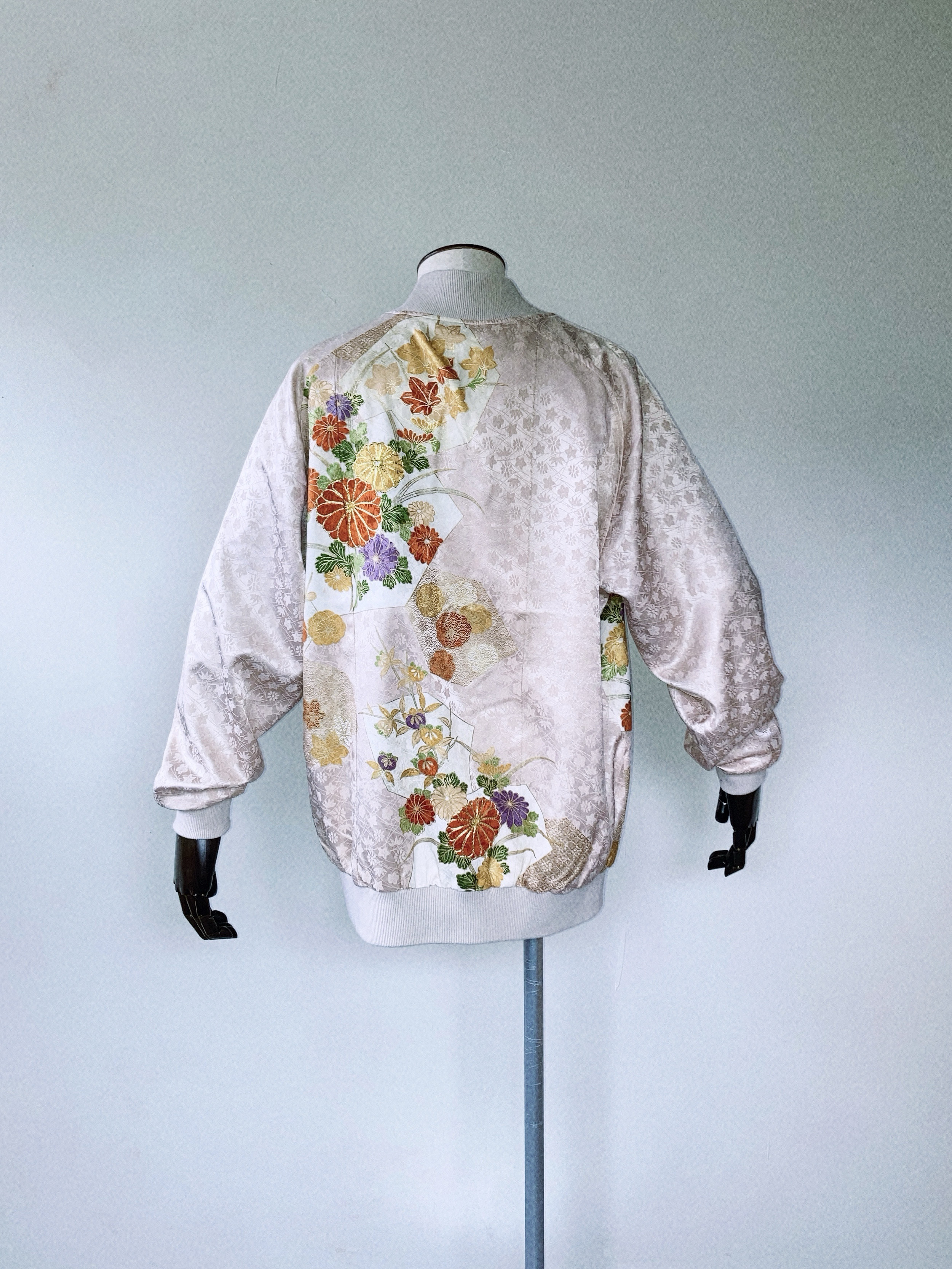 エレガントなピンククリーム色の絹ジャケット XL - 着物リメイク 手描き花柄 和柄 日本製 一点物