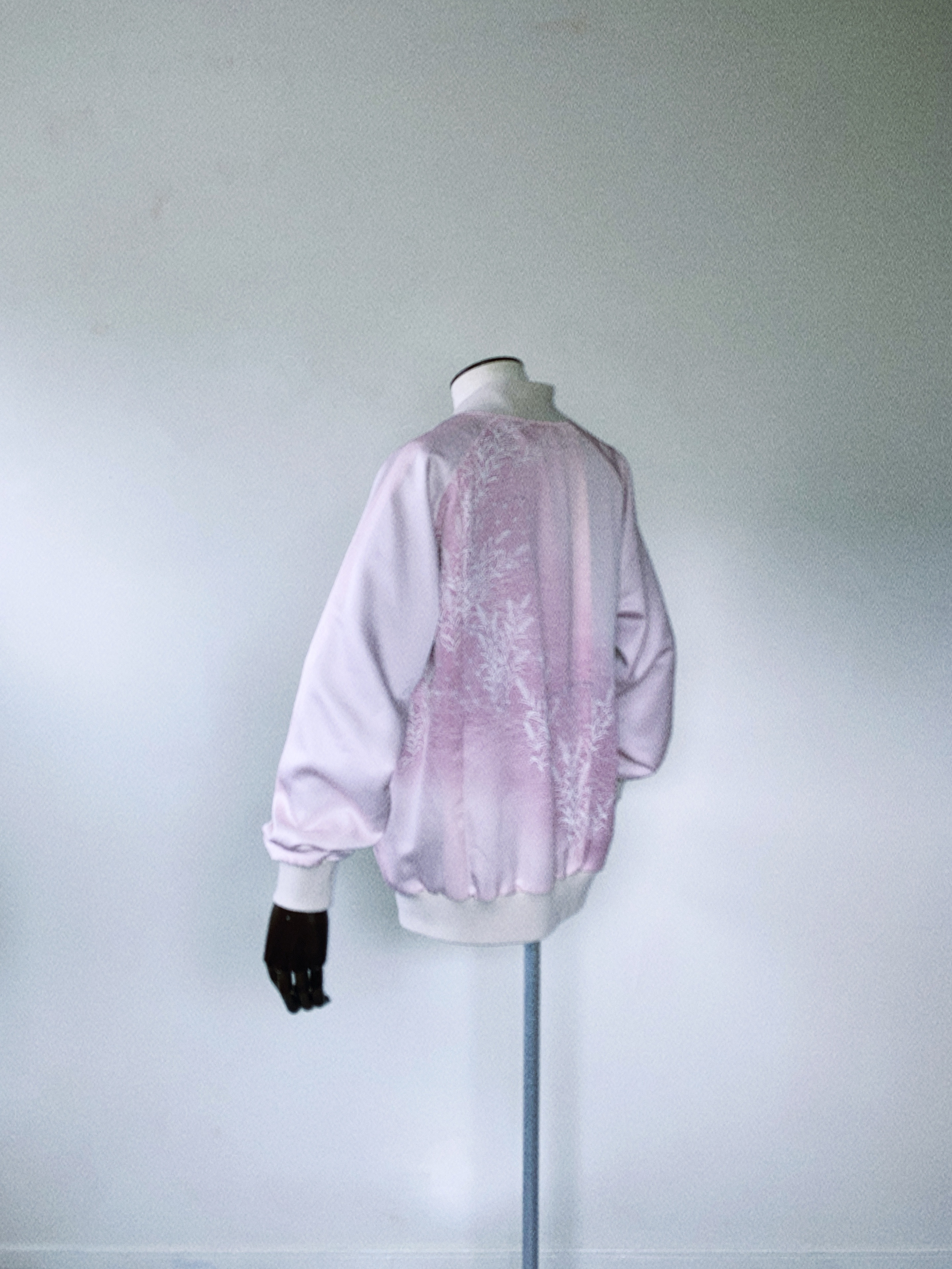 優美なピンクの絹ジャケット XL - 着物リメイク 手描き花柄 和柄 日本製 一点物**