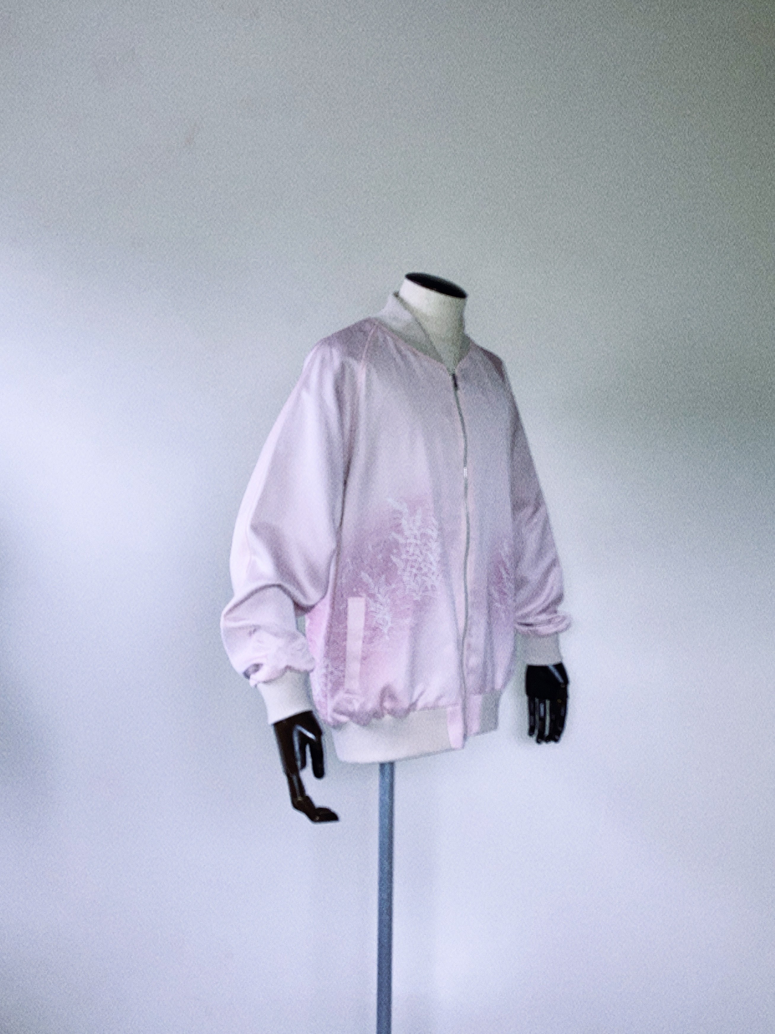 優美なピンクの絹ジャケット XL - 着物リメイク 手描き花柄 和柄 日本製 一点物**