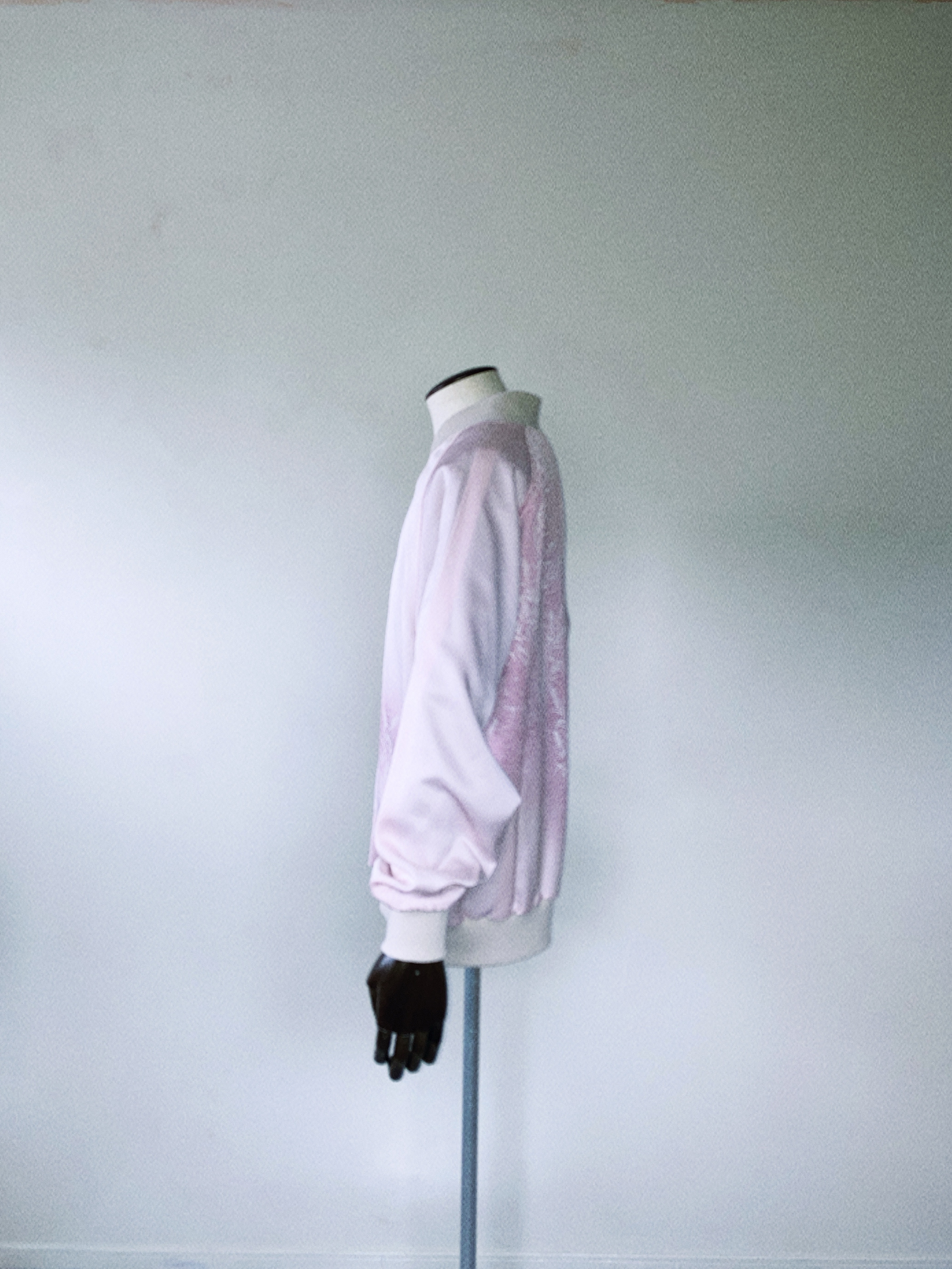 優美なピンクの絹ジャケット XL - 着物リメイク 手描き花柄 和柄 日本製 一点物**